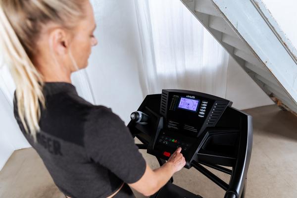 Bežecký pás VIRTUFIT TR-200i ovládání