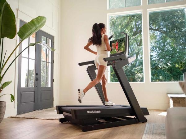 Bežecký pás Běžecký pás NORDICTRACK Incline Trainer X24 běhání